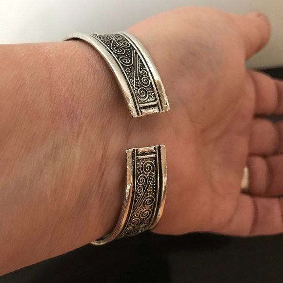 Southwestern Silver Cuff Blue Turquoise Bracelet - Picture 3 of 8